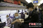 李宜蓉在列车上热情服务旅客 - Hb.Chinanews.Com