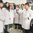 图为武汉纺织大学“固废综合处置与协同利用技术研究”创新团队开展相关实验。新华网发 - 新浪湖北