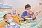 希希在病房里喜欢念书给爸爸听 - Hb.Chinanews.Com