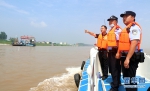 图为宜昌枝江警方联合渔政部门在长江江面开展巡查。新华网发 许俊富摄 - 新浪湖北