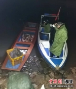 图为执法人员当场查获的作案船只、丝网及渔获物 - Hb.Chinanews.Com