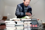 虽已退休在家，廖炳云仍会时常翻看以前的工作日记 周政 摄 - Hb.Chinanews.Com