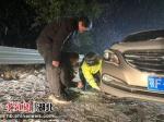 保康民警在帮过往车辆安装防滑链。 - Hb.Chinanews.Com