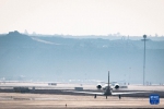 12月29日，校飞飞机在鄂州花湖机场降落滑行。新华社记者 肖艺九 摄 - 新浪湖北