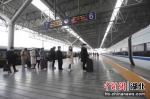 图为旅客在宜昌东站站台有序乘车（陈龙 摄） - Hb.Chinanews.Com