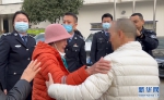 图为在武汉警方帮助下，一对失散多年的母子实现团圆。新华网发 - 新浪湖北