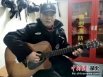 邓德庆在弹吉他 胡传林 摄 - Hb.Chinanews.Com