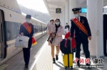 襄阳客运段党员志愿者服务旅客出行（赵静 摄） - Hb.Chinanews.Com
