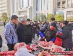 湖北十堰：警民携手展销农副产品 袁毅 摄 - Hb.Chinanews.Com