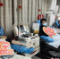 一家三口熊飞、刘春芳夫妻和儿子熊宇豪正在献血（肖莉娇摄） - Hb.Chinanews.Com