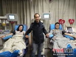 2019年12月16日，妈妈刘春芳和儿子一起坐上采血椅，间隔期未到的爸爸在一旁陪伴（肖莉娇摄） - Hb.Chinanews.Com