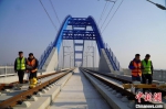 图为，武汉高铁工务段作业人员在蕲河特大桥进行静态验收（资料图）　高媛 摄 - 新浪湖北