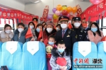 1月25日，K124次列车上列车工作人员与旅客合影 - Hb.Chinanews.Com