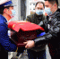 图为1月26日，在湖北省咸丰县烈士陵园，礼兵从工作人员手中接过烈士棺椁。新华网发 李维君摄 - 新浪湖北