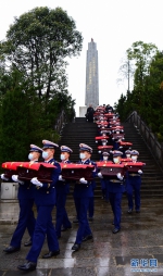 图为1月26日，在湖北省咸丰县烈士陵园，礼兵将烈士棺椁送入烈士墓区进行安葬。新华网发 李维君摄　　 - 新浪湖北