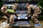 图为1月26日，在湖北省咸丰县烈士陵园，民兵将烈士棺椁安葬进烈士墓内。新华网发 李维君摄 - 新浪湖北