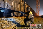 工作人员夜巡电煤列车 通讯员供图 - Hb.Chinanews.Com