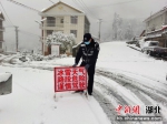 业州城郊派出所民警在重点隐患部位前方摆放警示牌 - Hb.Chinanews.Com