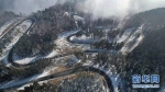 图为一场降雪过后，湖北省建始县的公路被装扮一新。 - 新浪湖北