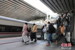 1月28日，旅客在北京西站进站乘车。随着春节临近，铁路部门迎来节前客流高峰。 中新社记者 贾天勇 摄 - 新浪湖北