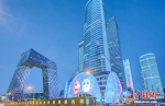 2月3日晚，北京市朝阳区CBD的多栋建筑点亮外墙灯光，迎接北京冬奥会的到来。 中新社记者 贾天勇 摄 - 新浪湖北