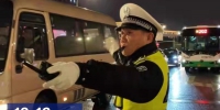 雪虽停，警不变！武汉交警的通宵“除冰”15小时 - 新浪湖北