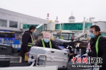 机场装卸员搬运旅客行李 - Hb.Chinanews.Com