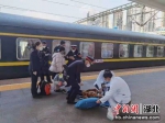 8岁儿童列车上晕倒 列车临停5分钟紧急救助 - Hb.Chinanews.Com