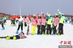 游客在百里荒滑雪场体验冰雪运动。　秦先寿 摄 - 新浪湖北