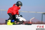儿童在百里荒滑雪场戏雪区玩耍。　秦先寿 摄 - 新浪湖北