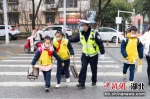 开学第一天，围着孩子转的“警蓝”处处暖心 - Hb.Chinanews.Com