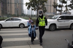 开学第一天 武汉交警2000余名警力护学 - 新浪湖北