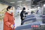 武汉地铁4号线铁机路站乘客扫码过闸。产启斗 摄 - Hb.Chinanews.Com