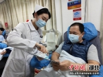 医护人员为刘勇做献血前的准备 肖莉娇 摄 - Hb.Chinanews.Com