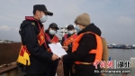 陈晶（左一）带队对锚地船舶进行安全宣传 - Hb.Chinanews.Com