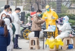 2月22日，市民在武汉市圆梦家园社区核酸检测点进行核酸检测。 - 新浪湖北