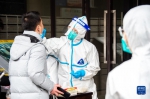 2月22日，市民在武汉市圆梦家园社区核酸检测点进行核酸检测。 - 新浪湖北