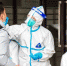 2月22日，市民在武汉市圆梦家园社区核酸检测点进行核酸检测。新华社发（伍志尊 摄） - 新浪湖北