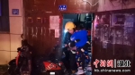 武汉：深夜居民楼道起火 消防员逐户敲门疏散群众 - Hb.Chinanews.Com