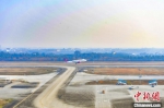 2月24日上午8时，三峡机场改扩建飞行区及配套空管工程投运后的首趟航班平稳降落。　景卫东　摄 - 新浪湖北