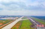 三峡机场飞行区改扩建工程3200米跑道。　肖锁爱 摄 - 新浪湖北