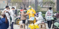 2月22日，市民在武汉市圆梦家园社区核酸检测点进行核酸检测。新华社记者伍志尊 摄 - 新浪湖北