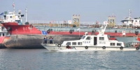 长江海事部门在现场维护通航秩序。 新华网发 - 新浪湖北