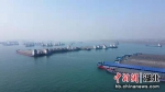 船舶在坝下水域有序待闸。邓启国 摄 - Hb.Chinanews.Com