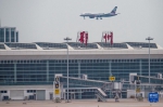 3月19日，试飞的货运飞机在鄂州花湖机场飞行。新华社记者 肖艺九 摄 - 新浪湖北