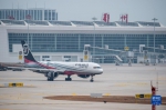 3月19日，试飞的货运飞机在鄂州花湖机场滑行。新华社记者 肖艺九 摄 - 新浪湖北