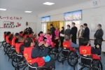 图为会议代表观摩社区残疾人轮椅舞蹈表演 - 残疾人联合会