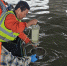 图为湖北省地质调查院工作人员对汉阳湖泊群开展生态监测评估。新华网发 周峰摄 - 新浪湖北