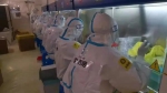 图为湖北援沪核酸检测医疗队员在实验室工作。 - 新浪湖北