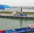 5月14日，一台700吨节段拼装造桥机从襄阳宜城市小河港装船出发，将经上海发运泰国林查班港。新华网发 王亮摄 - 新浪湖北